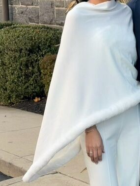 Elegant White Faux Fur Trim Poncho